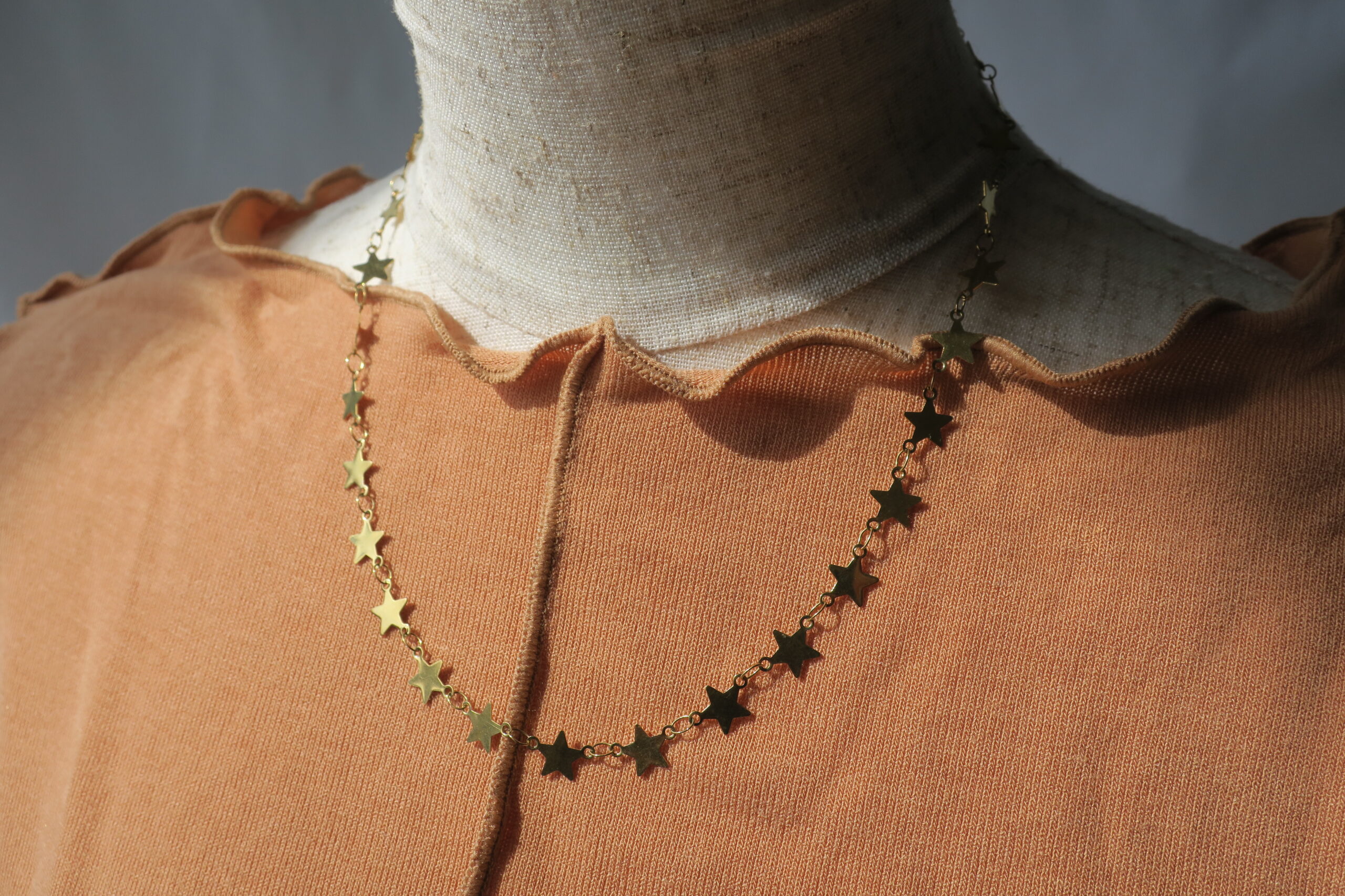 女性に人気のクリスマスアクセサリーの傾向は？最新トレンドを解説